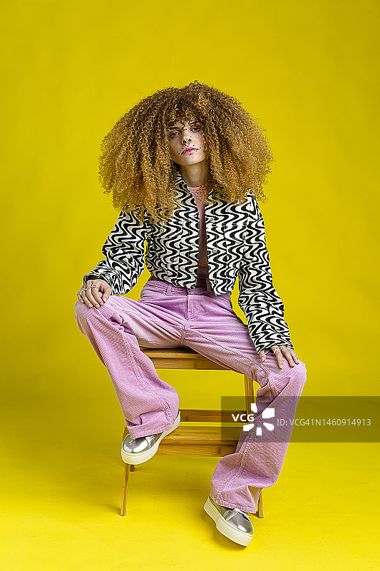 穿着喇叭裤的时尚女性图片素材