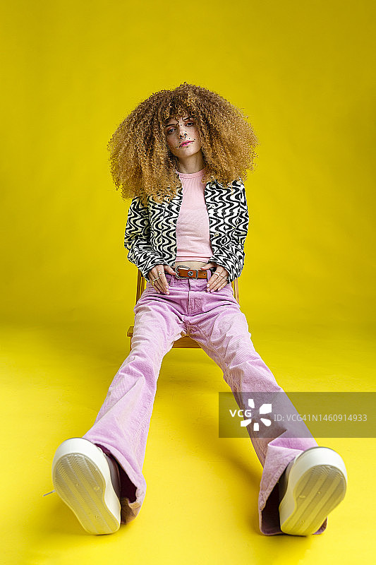 穿着喇叭裤的时尚女性图片素材