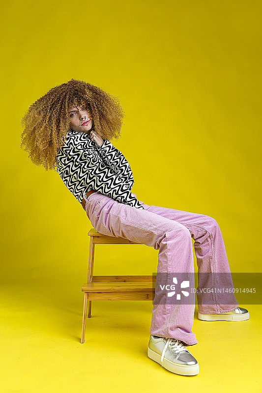 穿着喇叭裤的时尚女性图片素材