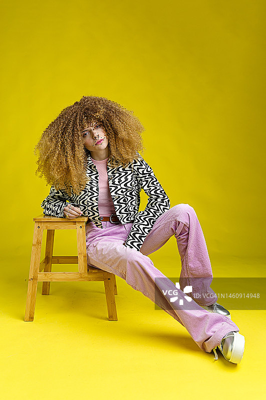 穿着喇叭裤的时尚女性图片素材