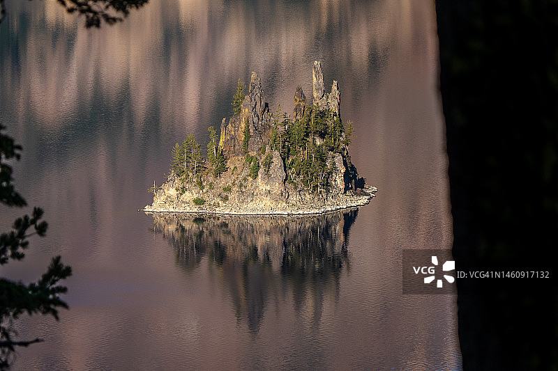 幽灵船岛火山口湖图片素材