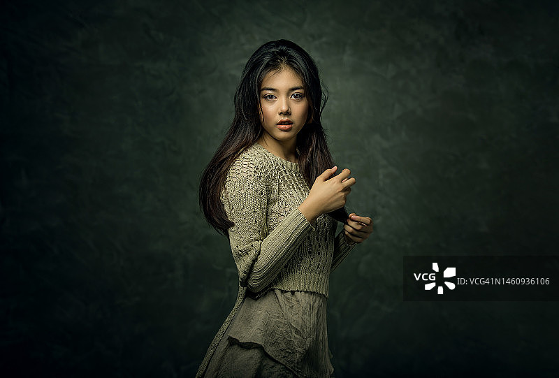 留着长直发的亚洲妇女图片素材