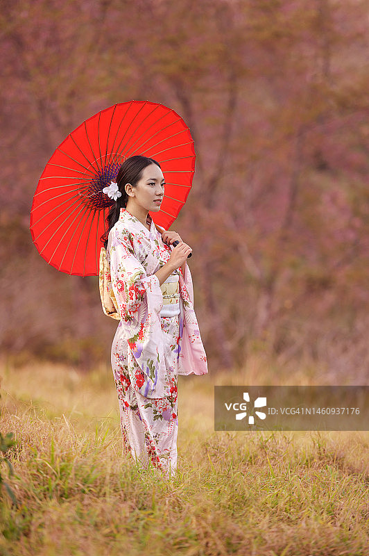 穿着日本文化服装的亚洲女人图片素材