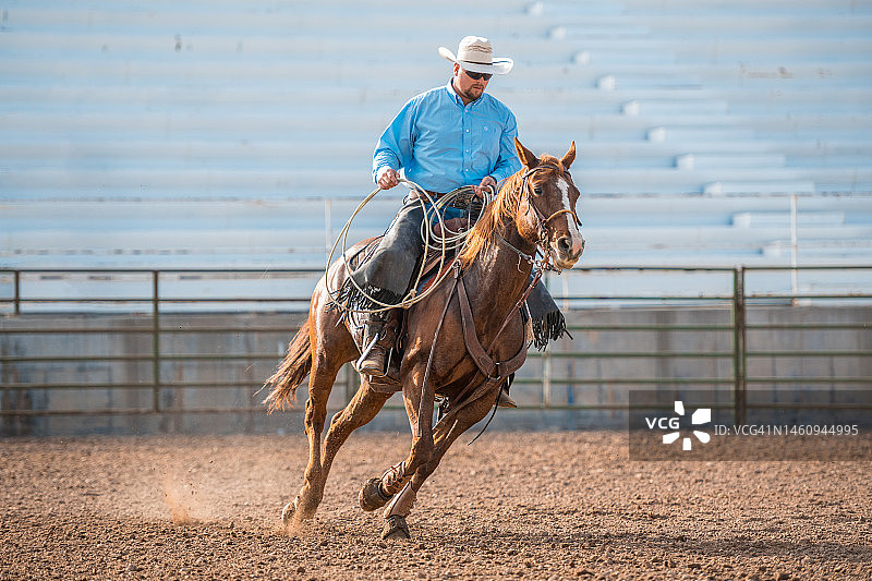 牛仔用套索套住烈马图片素材
