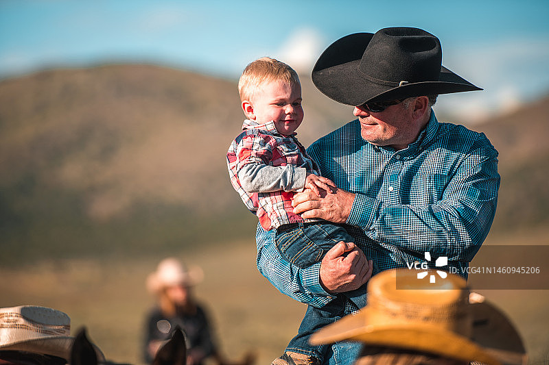 父亲抱着婴儿的半身照图片素材