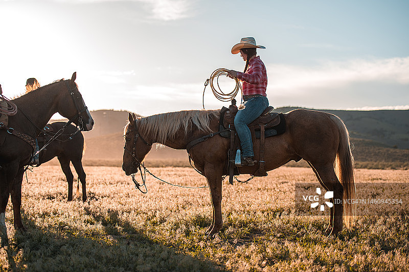 拿着套索的西部女骑手图片素材