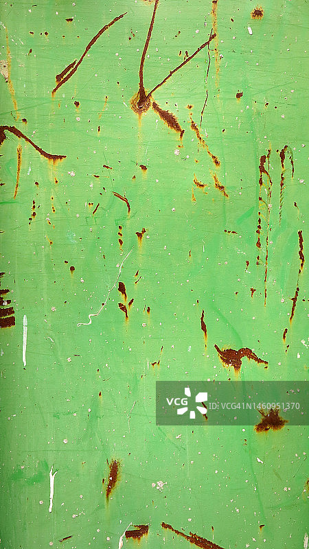 巴黎锈迹斑斑的金属板上的绿色油漆刮痕图片素材