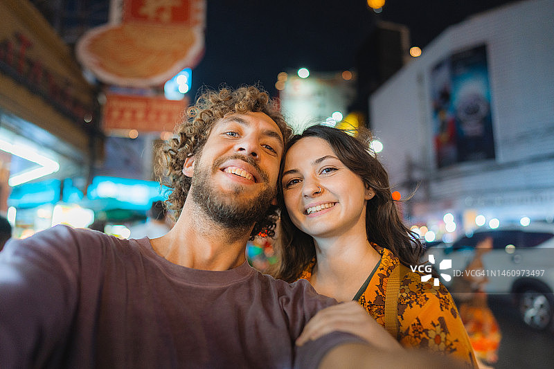 在曼谷唐人街的男女自拍图片素材