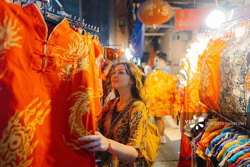 在曼谷唐人街，女人选择中国服装图片素材