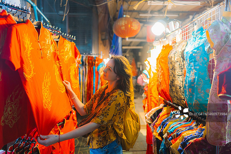 在曼谷唐人街，女人选择中国服装图片素材