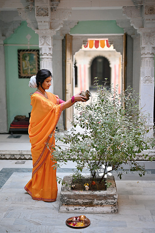 穿纱丽的印度女人进行圣罗勒普迦仪式图片素材