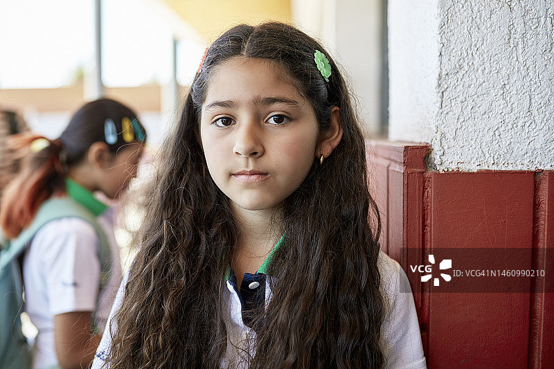 严肃的年轻西班牙裔女学生肖像图片素材