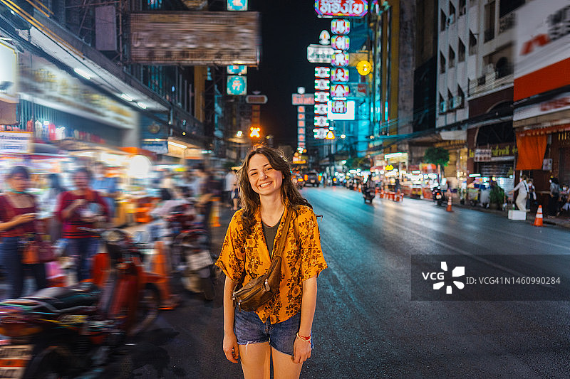 在曼谷唐人街走路的女人图片素材