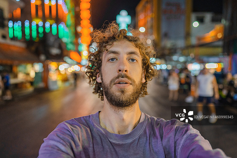 在曼谷唐人街男人的自拍照图片素材