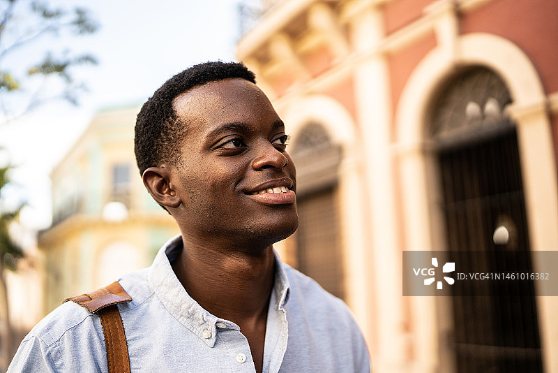 年轻人看向历史街区远处图片素材