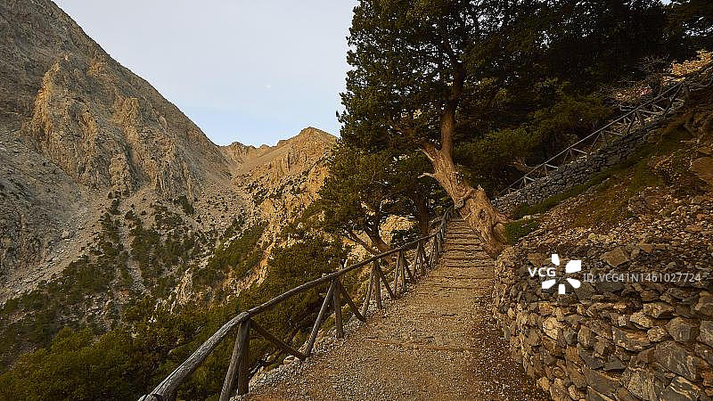 希洛斯卡洛，峡谷上入口的木制阶梯，晨光，吉吉洛斯，萨玛利亚峡谷，国家公园，奥马洛斯，莱夫卡奥里，克里特岛西部，希腊图片素材
