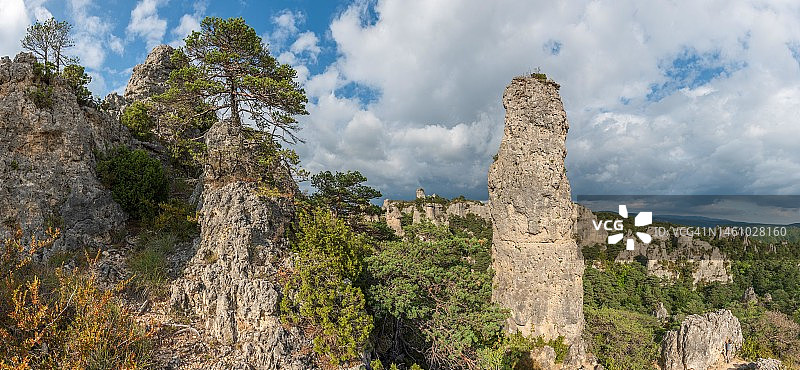 塞文山脉国家公园蒙彼利埃勒维尤的怪异岩石群。全景图，全景。法国阿韦龙省拉罗克-圣玛格丽特图片素材