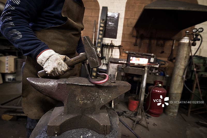 铁匠艺术家在他的铁匠工作室里制作门树图片素材