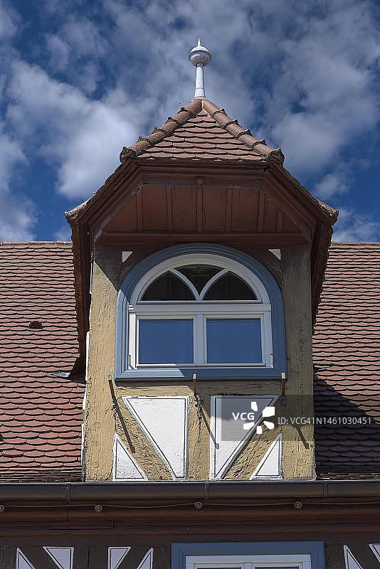 德国巴伐利亚州采尔-美因17世纪历史悠久的老虎窗图片素材