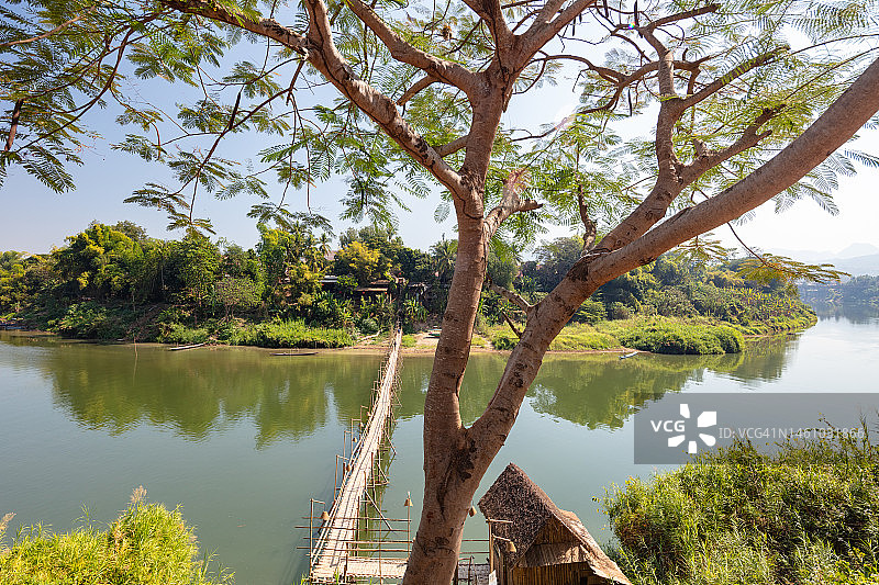老挝琅勃拉邦南坎河上的竹桥，2023年图片素材