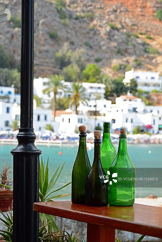 作为装饰的空绿瓶，卢特罗景观，克里特岛南部，希腊克里特岛图片素材