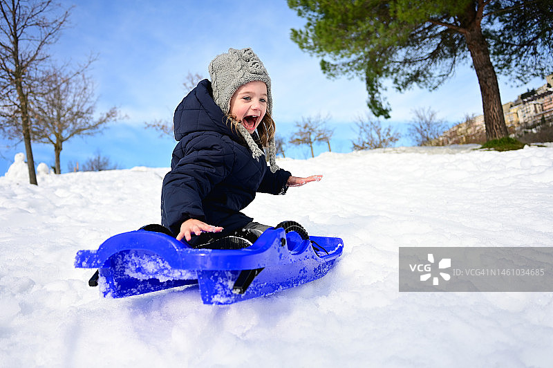 在雪地森林里滑雪橇的女孩图片素材