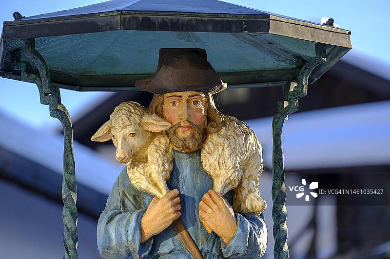 德国上巴伐利亚加米施-帕滕基兴的牧羊人喷泉图片素材