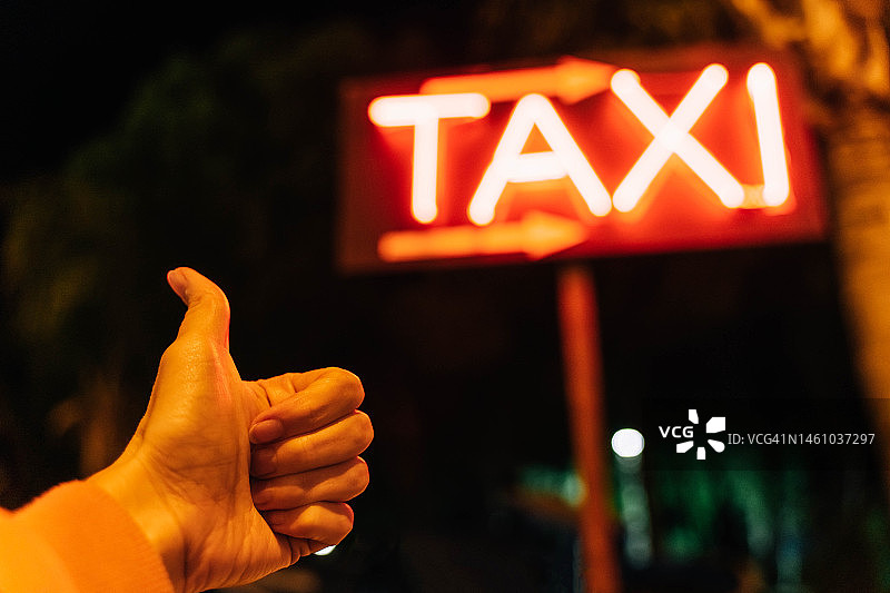 黑色背景上的出租车霓虹灯标志图片素材