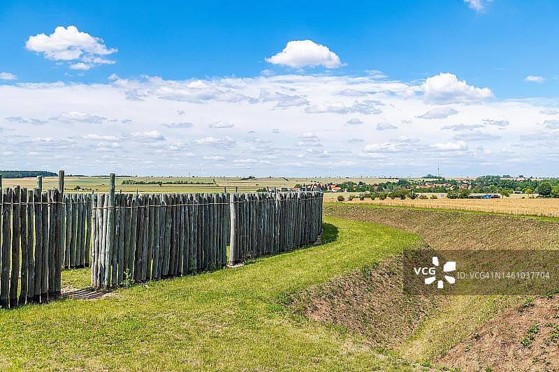 戈塞克太阳观测台的栅栏，新石器时代环形沟渠，德国萨克森-安哈尔特州布尔根兰克赖斯图片素材