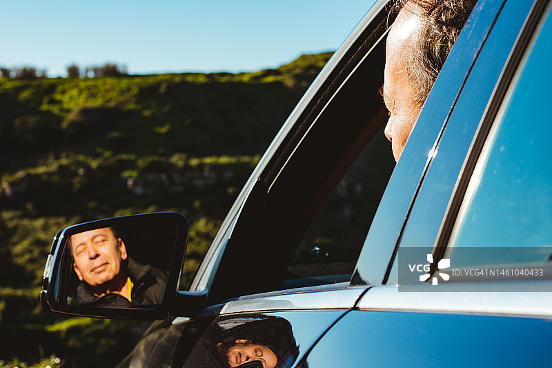 男子在车内享受阳光图片素材