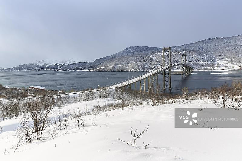冬季的谢尔松海峡大桥，连接希诺亚岛，挪威谢尔松图片素材