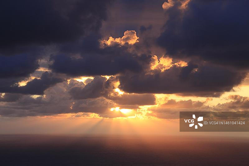 希腊凯法利尼亚岛米尔托斯海滩上空的云彩图片素材
