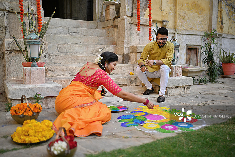 印度女人和她的丈夫一起制作蓝果丽图片素材