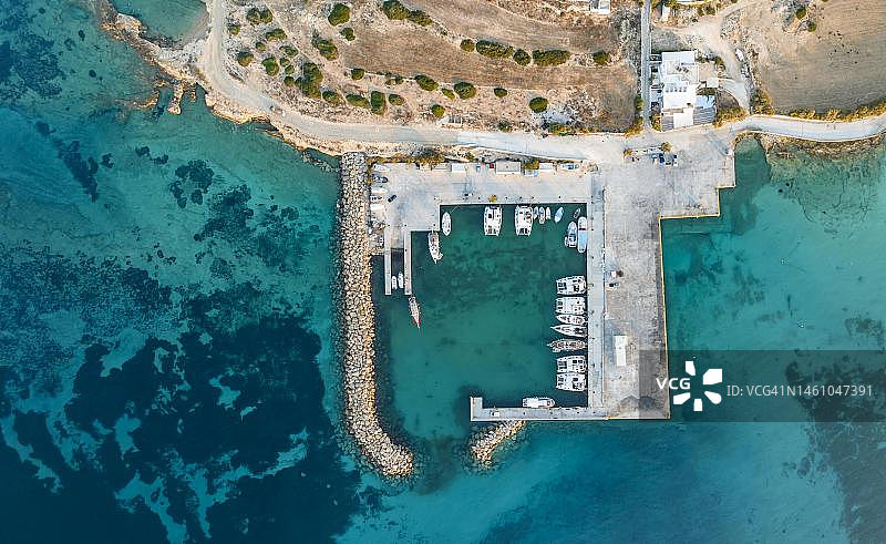 科福尼西亚港口鸟瞰，希腊小基克拉泽斯群岛图片素材