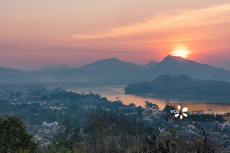 琅勃拉邦湄公河日落图片素材