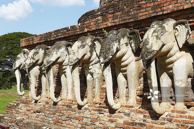 泰国素可泰历史公园索拉瓦寺的红砖佛塔和大象图片素材