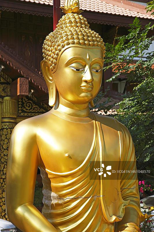 泰国帕府帕巴明孟寺前的金色佛像图片素材