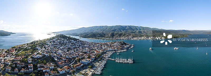 波罗斯岛城镇和伯罗奔尼撒海岸加拉塔斯村鸟瞰（希腊萨罗尼克湾）图片素材