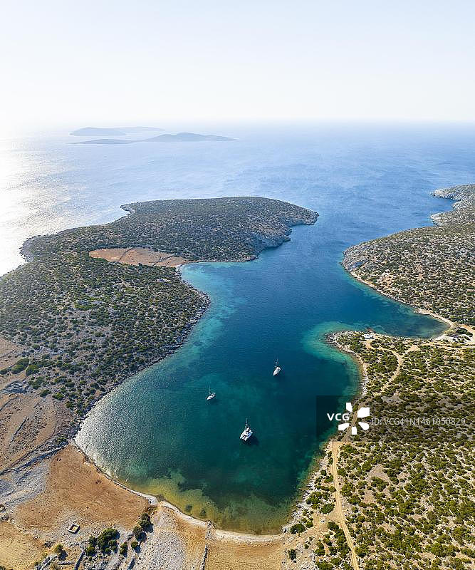 希腊阿斯提帕莱亚岛海湾帆船鸟瞰图图片素材