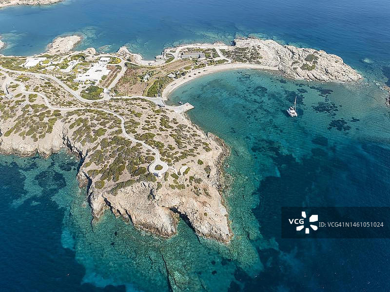希腊小基克拉泽斯群岛锡诺萨岛绿松石海湾的帆船双体船航拍图片素材