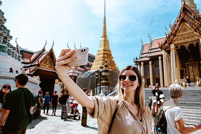 年轻女人探索曼谷大皇宫图片素材