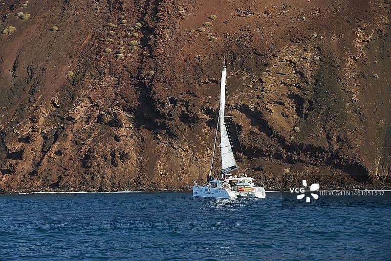 西班牙加那利群岛富埃特文图拉岛洛斯洛沃斯岛北部的双体船图片素材