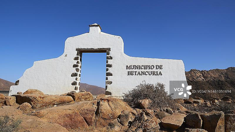 富埃特文图拉岛贝坦库里亚入口处的白色石门，佩尼塔斯观景台，加那利群岛，西班牙图片素材