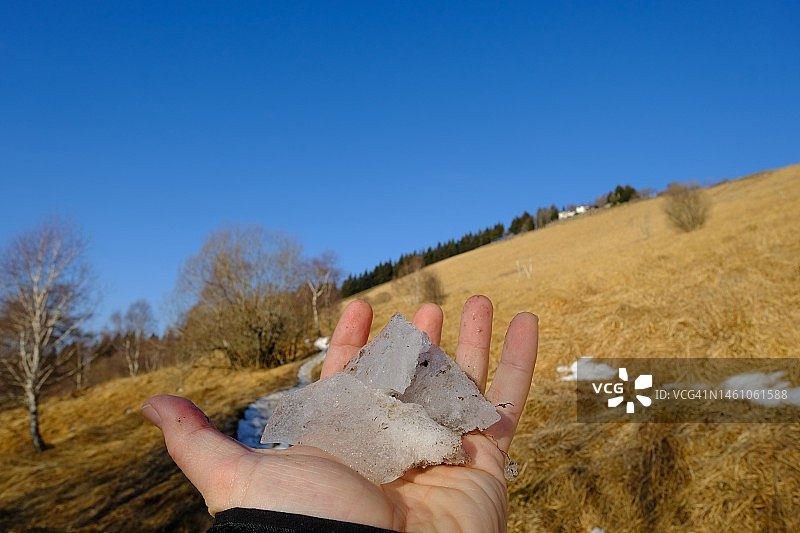 手中握着的山间冰块图片素材