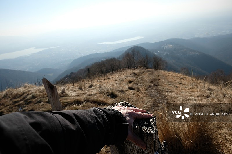 手与山峰背景图片素材