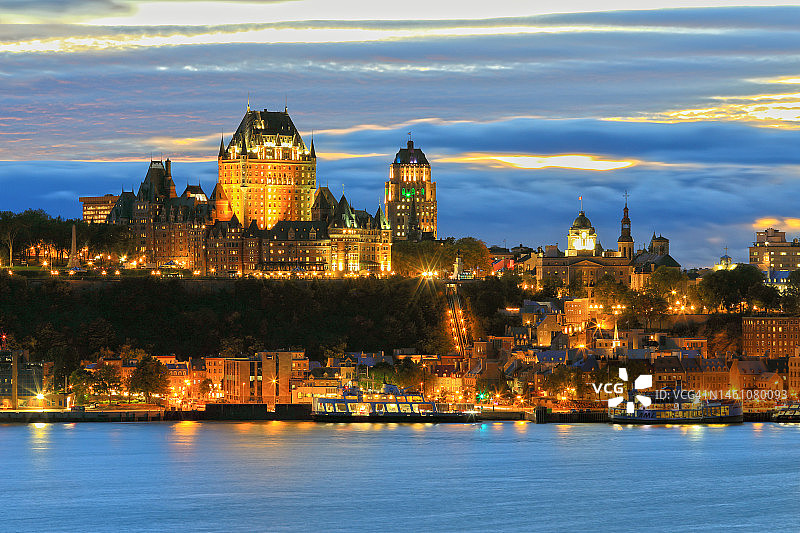 加拿大魁北克省莱维斯，2022年9月：黄昏时分，圣劳伦斯河对岸的魁北克市景色图片素材