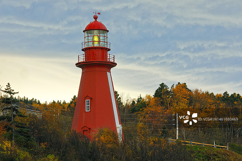 加拿大魁北克省加斯佩半岛：黄昏时的拉马特尔灯塔图片素材