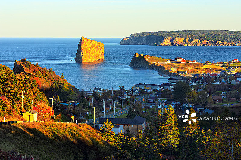 加拿大魁北克珀斯：日落时分的珀斯岩和博纳旺蒂尔岛景色图片素材