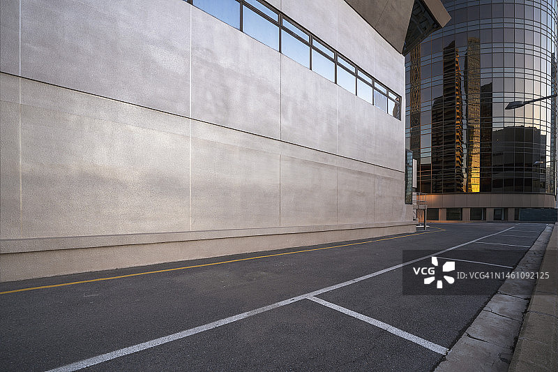 空旷的停车位图片素材