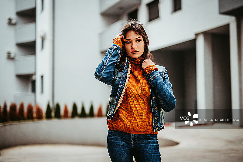 秋季市中心区的年轻女子图片素材